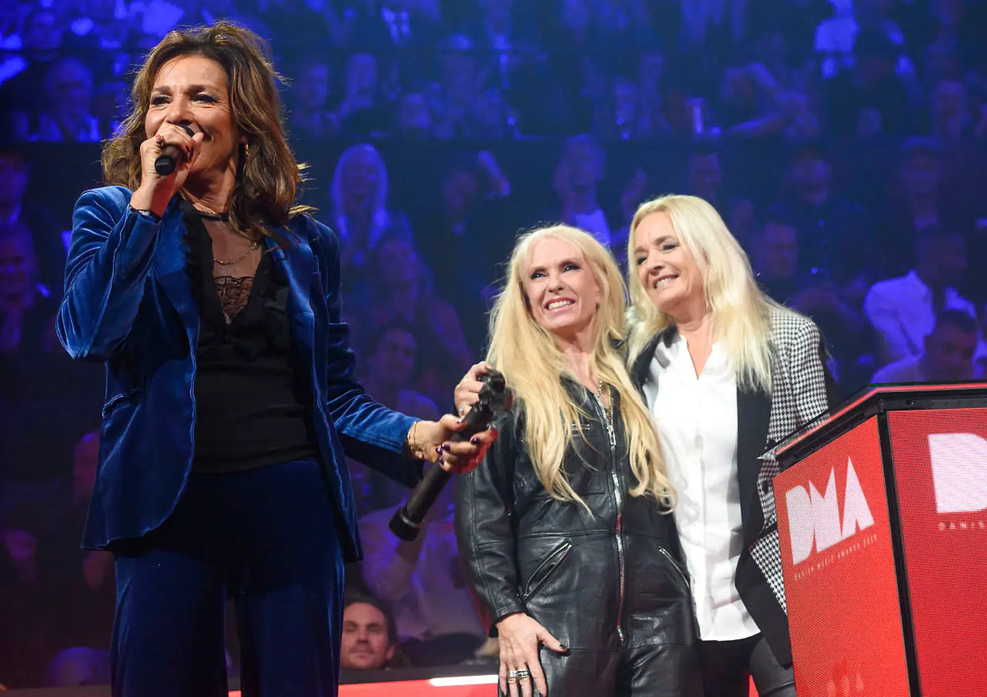 Modtager af Danish Music Awards ærespris Lis Sørensen modtager prisen af Anne Linnet og Sanne Salomonsen på scenen under Danish Music Awards 2019 i K.B. Hallen torsdag den 17. oktober 2019. (Foto: Torben Christensen/Ritzau Scanpix)