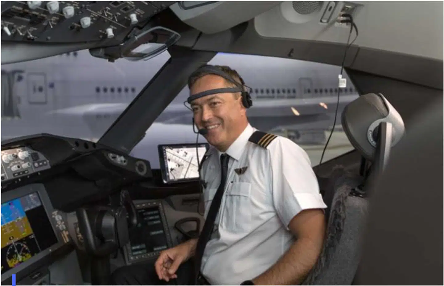 En pilot fra Qantas iført måleudstyr om hovedet.