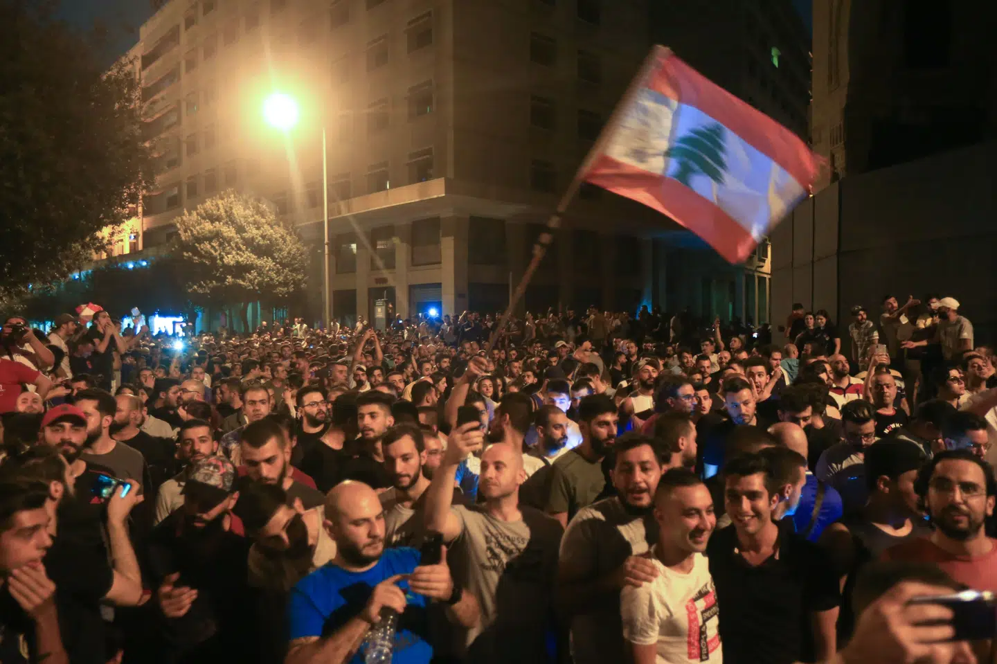 Torsdag samlede tusindvis af demonstranter sig i den libanesiske hovedstad, Beirut, i protest mod regeringens sparepolitik. Mange demonstranter og betjente er blevet såret i voldelige sammenstød. Stringer/Ritzau Scanpix