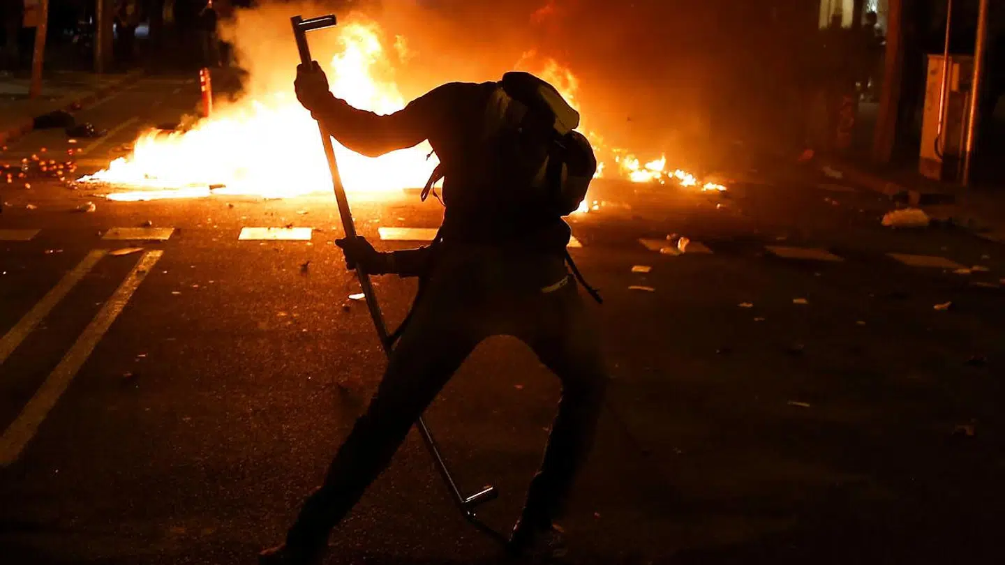 De voldsomme demonstrationen begyndte mandag, da ni catalanske politikere og politiske ledere fik fængselsstraffe i forbindelse med den uofficiele afstemning om catalansk uafhængighed.