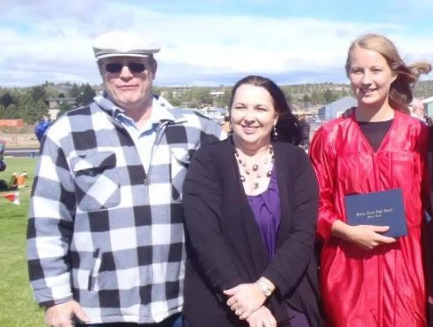 Sine sammen med sine værtsforældre under udvekslingsopholdet. Faren, Michael John “Mike” McCoy, blev i 2018 idømt seks års fængsel for seksuelle overgreb på en af familiens plejedøtre, som boede i hjemmet samtidig med Sine.