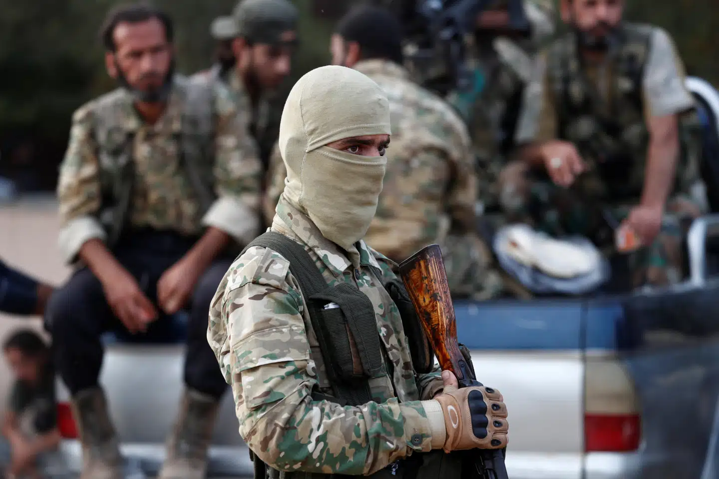 En syrisk oprører, der kæmper på tyrkisk side, står klar til at rykke hen over den tyrkisk-syriske grænse og ind i de kurdiskkontrollerede områder i det nordøstlige Syrien. Offensiven, der begyndte onsdag i sidste uge, har kostet hundredvis af liv og sendt omkring 300.000 på flugt. Murad Sezer/Reuters