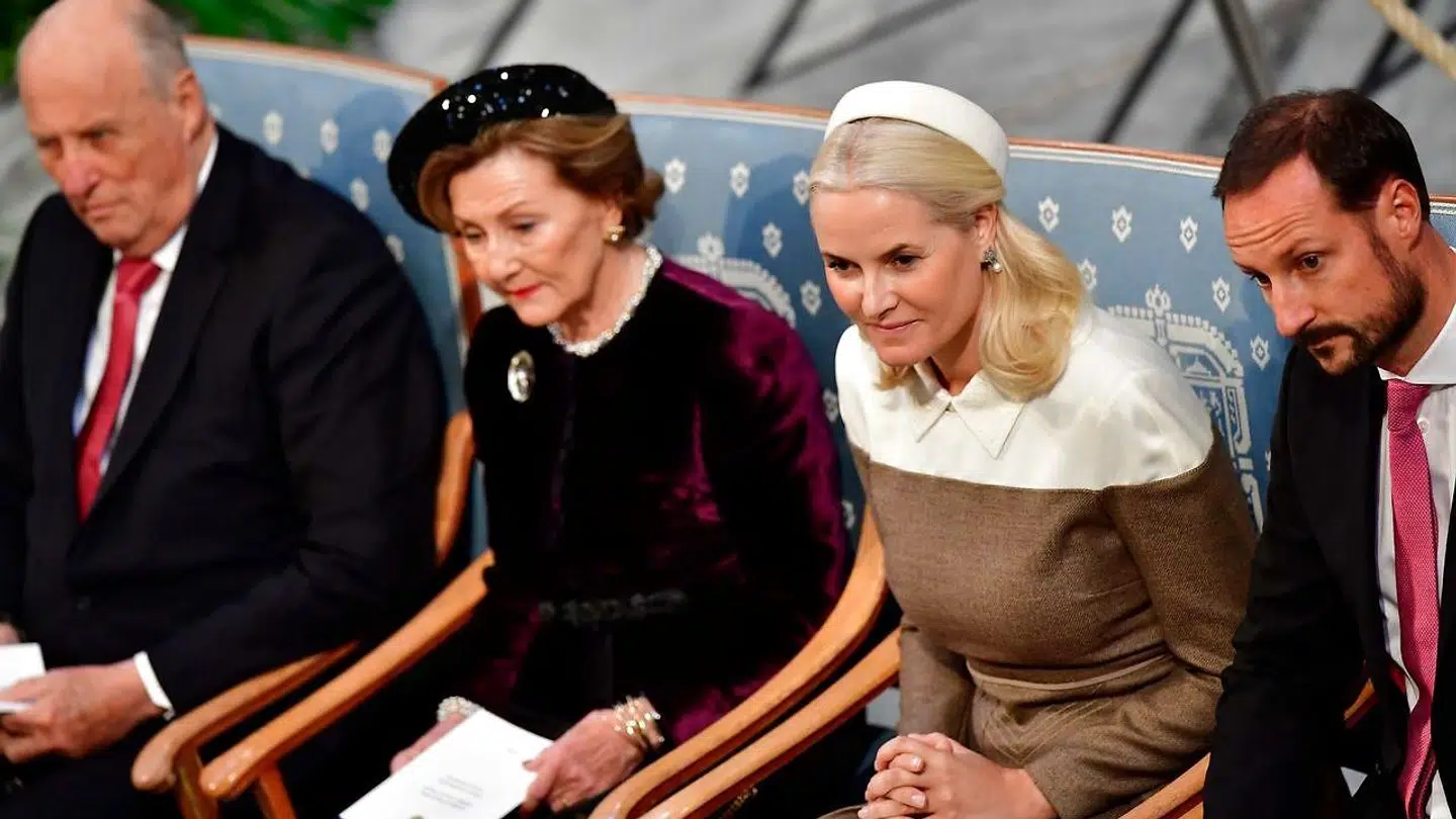 Dronning Sonja og kronprinsesse Mette-Marit kæmper begge med at få vejret på grund af sygdom. Arkivfoto. (Photo by Tobias SCHWARZ / AFP)