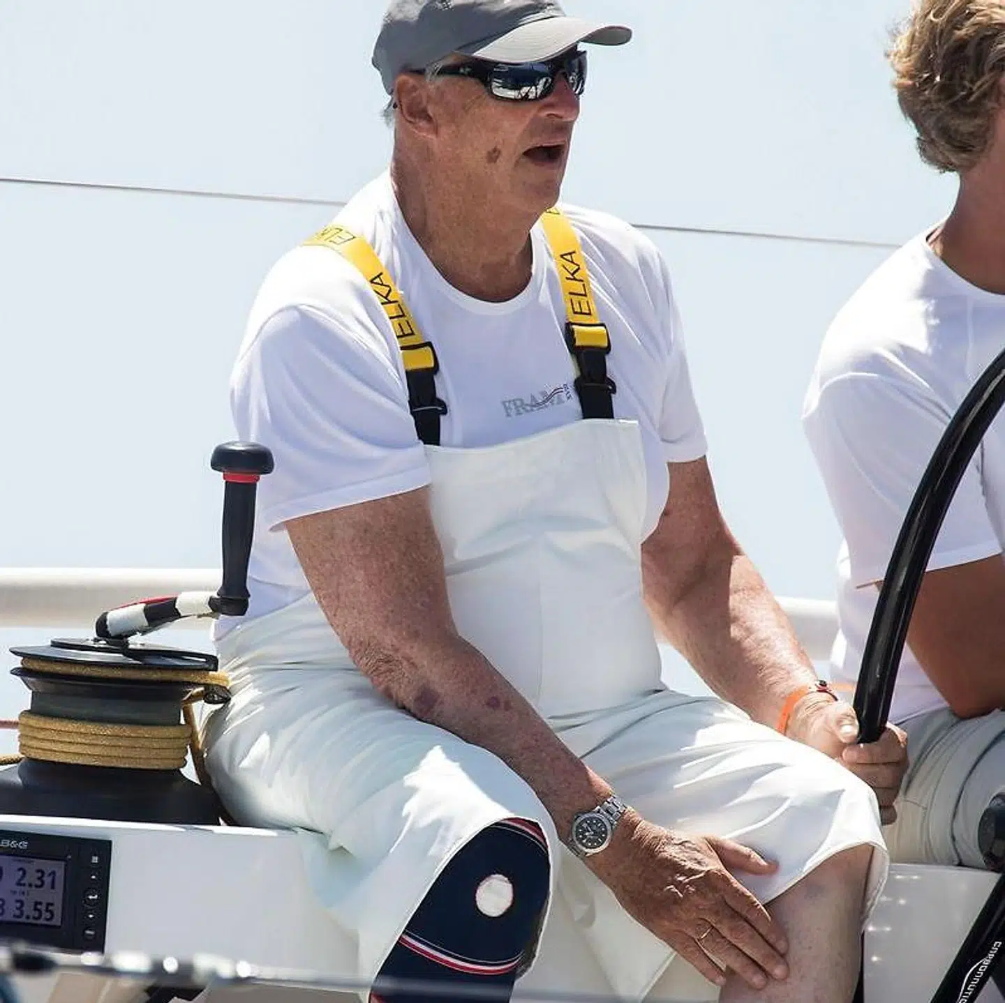 Kong Harald ses her ude at sejle. Han bær et støttebind for sit dårlige knæ. Arkivfoto fra sommeren 2019- (Photo by JAIME REINA / AFP)