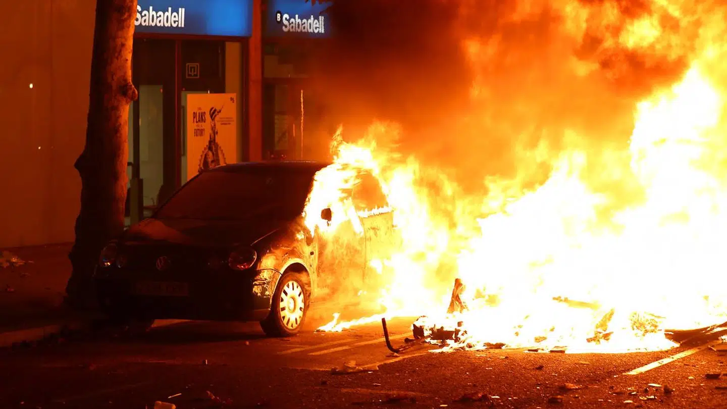 Biler er blevet sat i brand under de seneste dages protester.