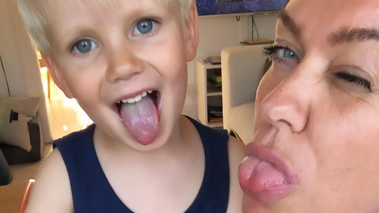 Karl med sin mor Katrine Memborg. Foto: Privat.