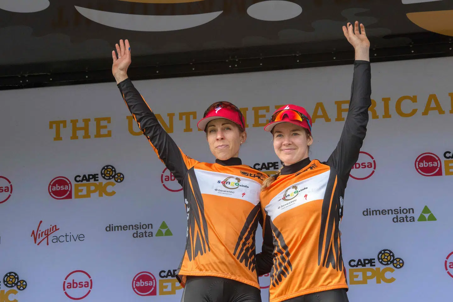 Annika Langvad (tv.) har i 2019 kørt for holdet Boels-Dolmans, men i 2020 vil hun udelukkende fokusere på mountainbiken. Her poserer hun med holdkammerat og tidligere verdensmester Anna van der Breggen. Rodger Bosch/Ritzau Scanpix