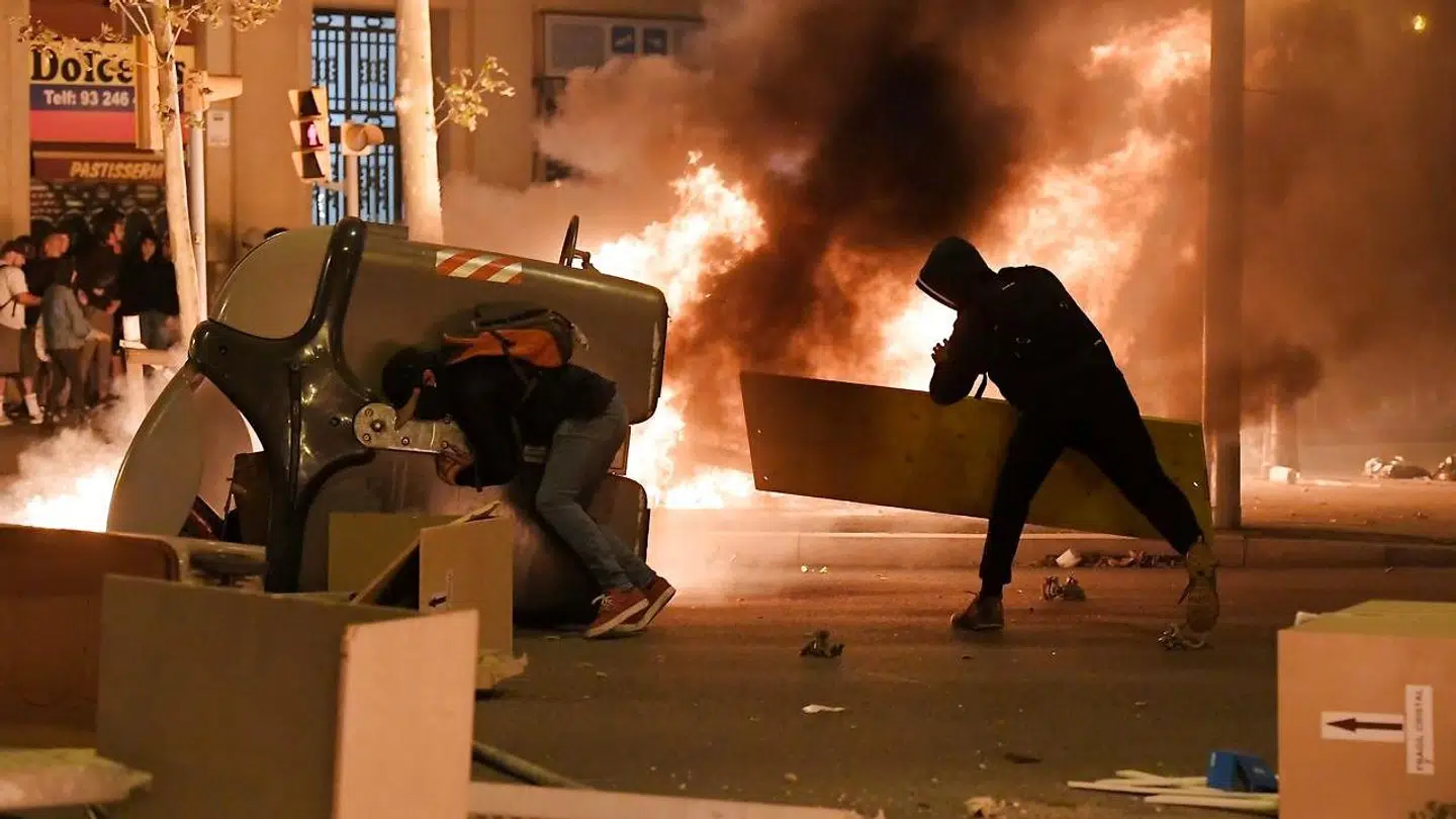 Der er hård kamp mellem demonstranterne og politiet.