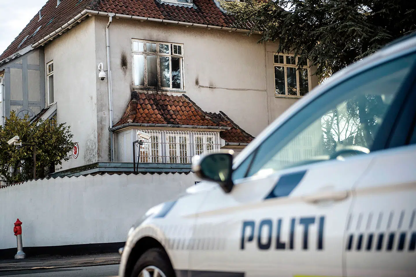 Tyrkiets ambassade har været udsat for attentat med brandbomber - såkaldte molotovcocktails - natten til mandag d. 19. marts 2018. Rosbæksvej 15, 2100 København Ø.