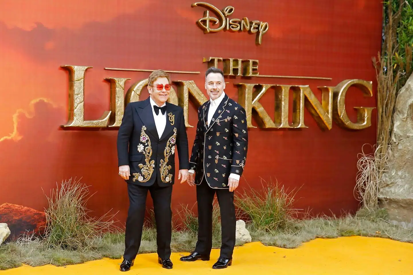 Sangeren Elton John med sin mand David Furnish til den europæiske premiere på Løvernes Konges