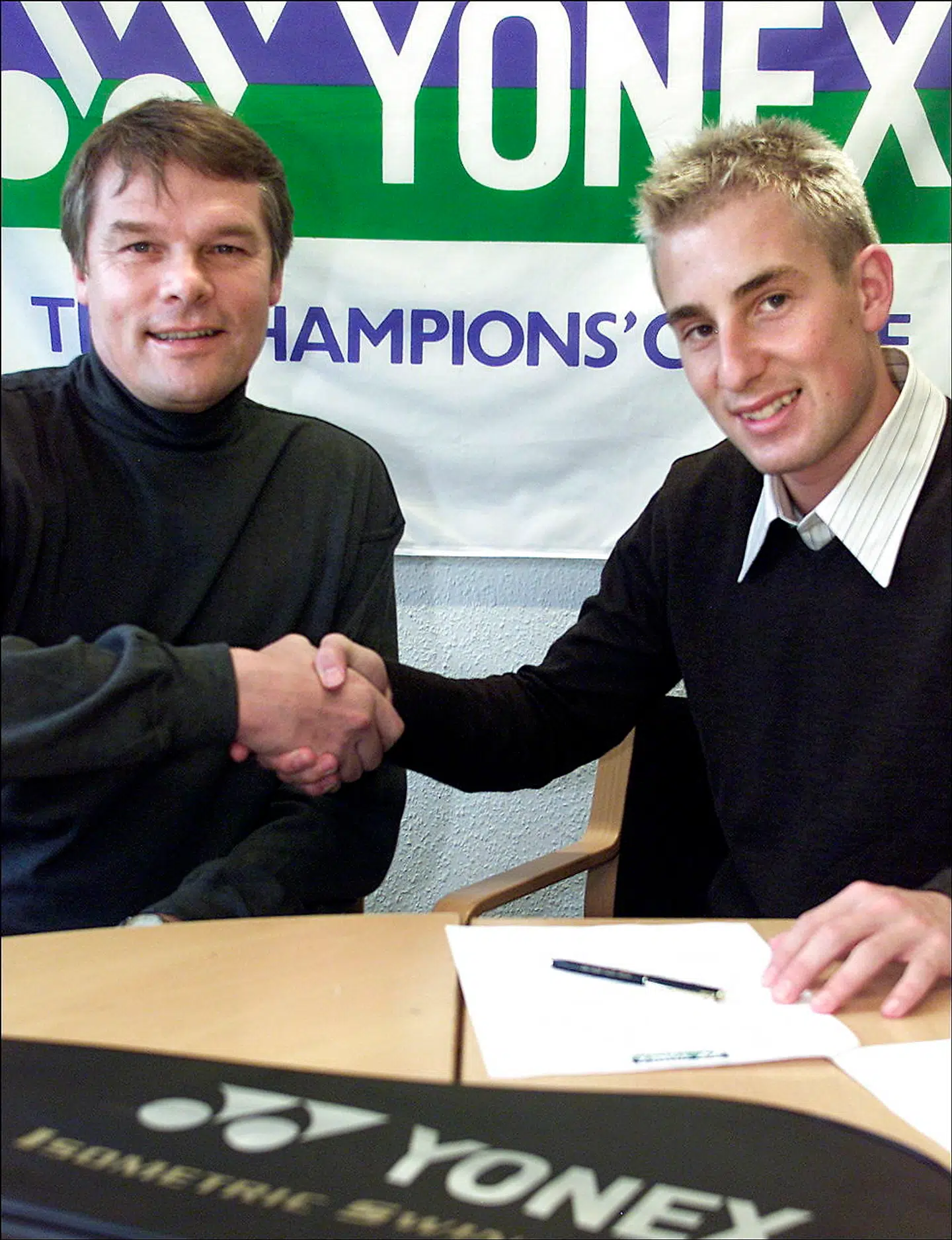Yonex Scandinavias danske direktør Benni Holst-Andersen sammen med den tidligere verdensrangliste-etter i herresingle Peter Gade.