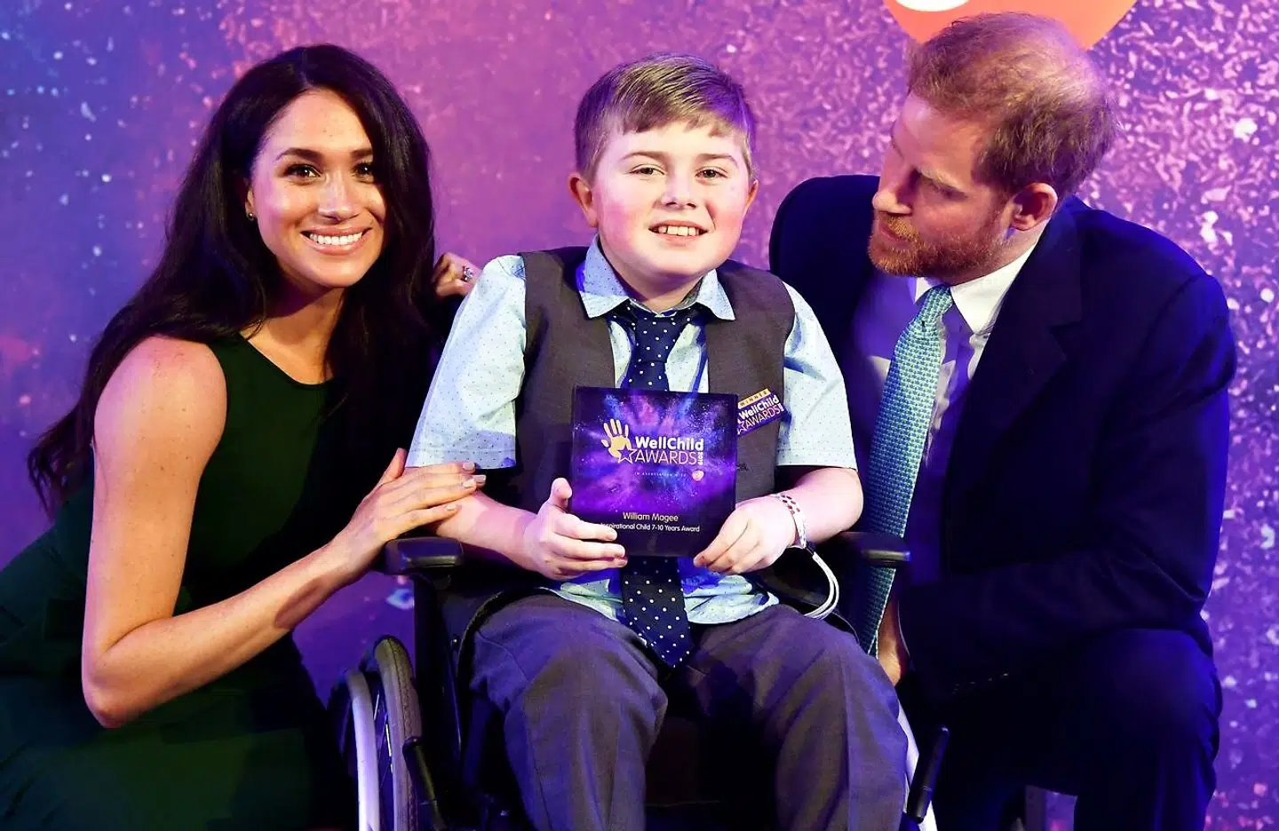 Her ses prins Harry og hertuginde Meghan sammen med en af vinderne - William Magee - under WellChild Awards i London.