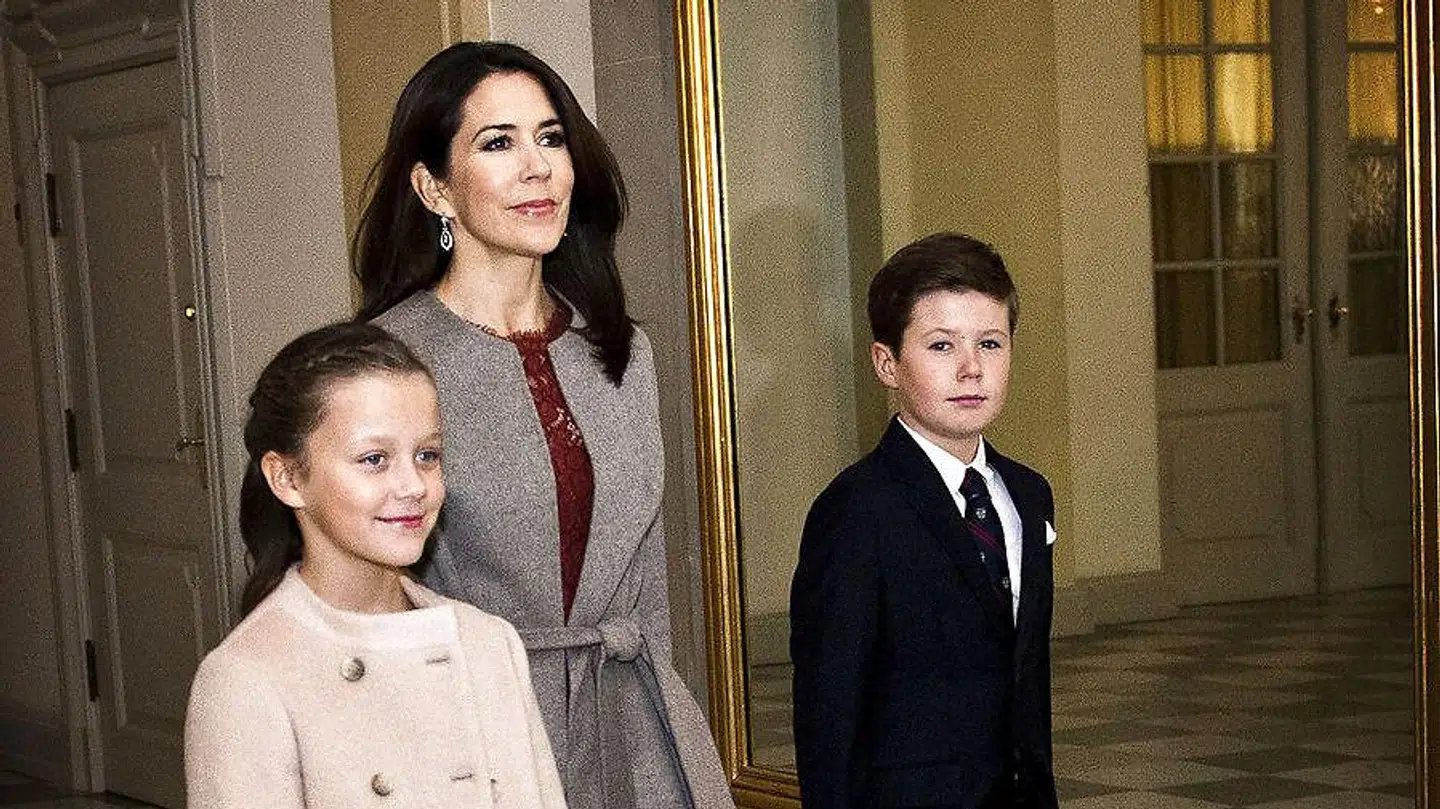 Prinsesse Isabella og prins Christian har været vant til at være i fokus, siden de blev født, og har allerede været til mange officielle arrangementer. Her ankommer de til Drabantsalen på Christiansborg i 2016.