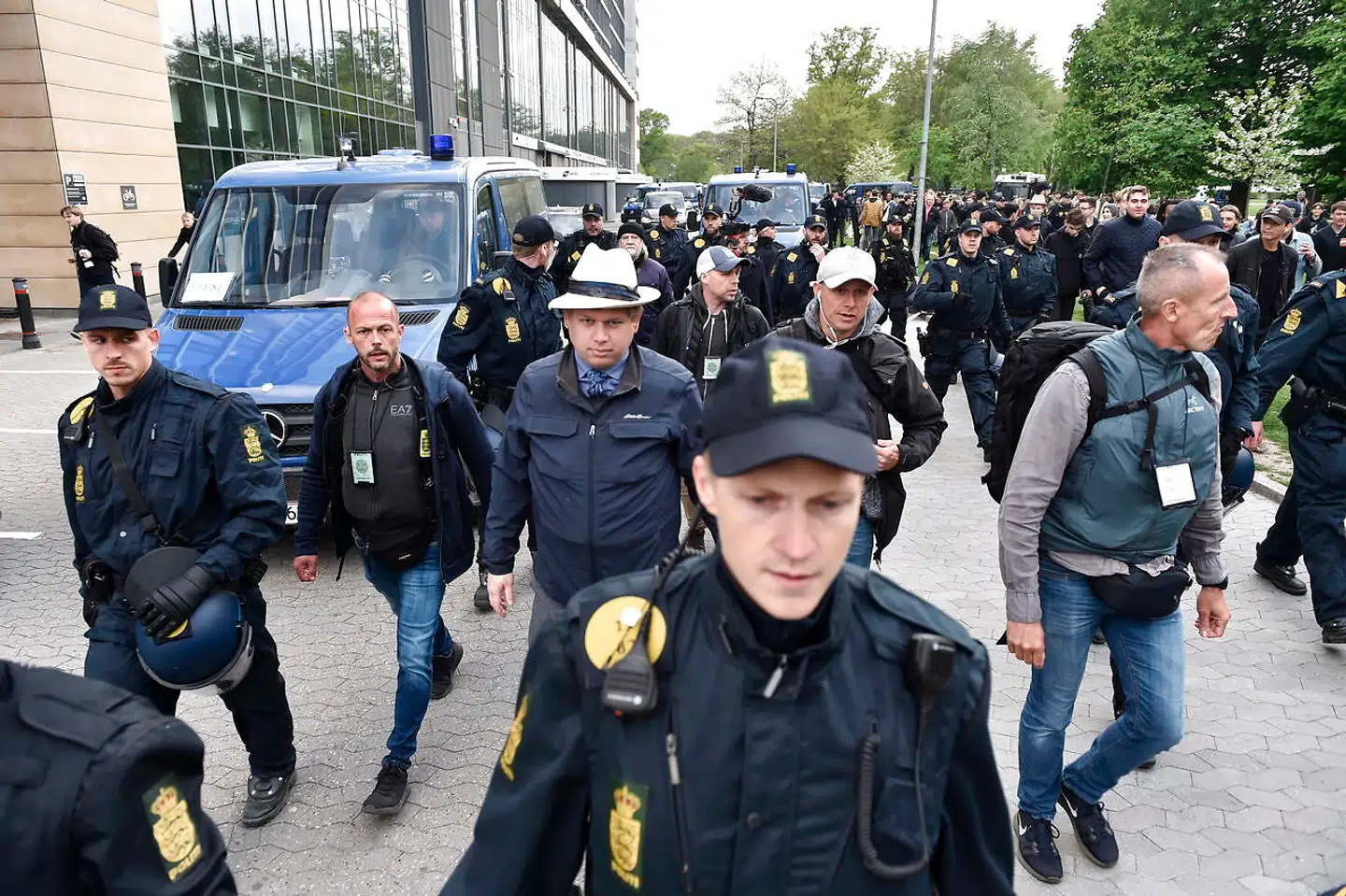 Mandsopdækket af politi. Stifteren af partiet Stram Kurs, Rasmus Paludan, forlader Fælledparken. 1. maj i Fælledparken i København, onsdag den 1. maj 2019. (Foto: Mads Claus Rasmussen/Ritzau Scanpix)