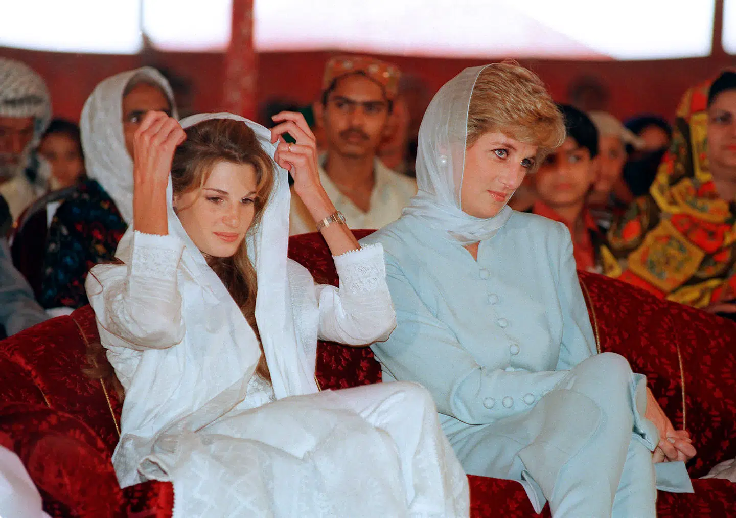 Prinsesse Diana bar ligeledes en lyseblå salwar kameez, da hun besøgte Pakistan i 1996.