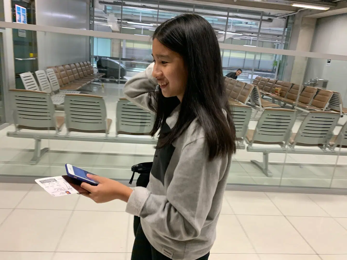 Her ses Mint i lufthavnen i Bangkok.