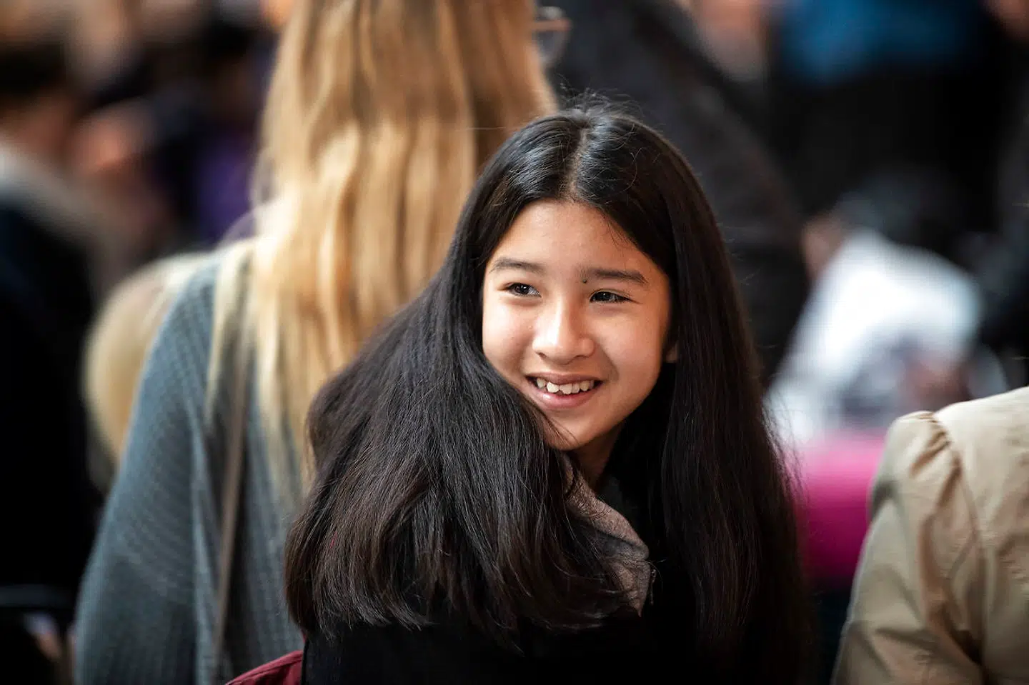 Mint vidste ikke, hvilken grimasse hun skulle møde medierne med, da hun sidste år blev udvist. Så hun forsøgte at smile, selvom der ikke var meget at smile ad.