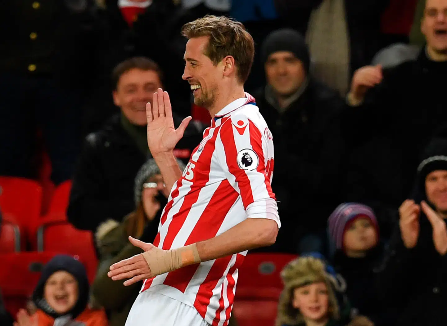 Peter Crouch laver sin berømte robot-dans som målfejring.