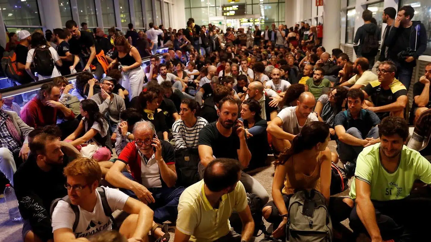 En masse flyafgange er blevet aflyst i løbet af mandagen i lufthavnen El Prat i Barcelona.