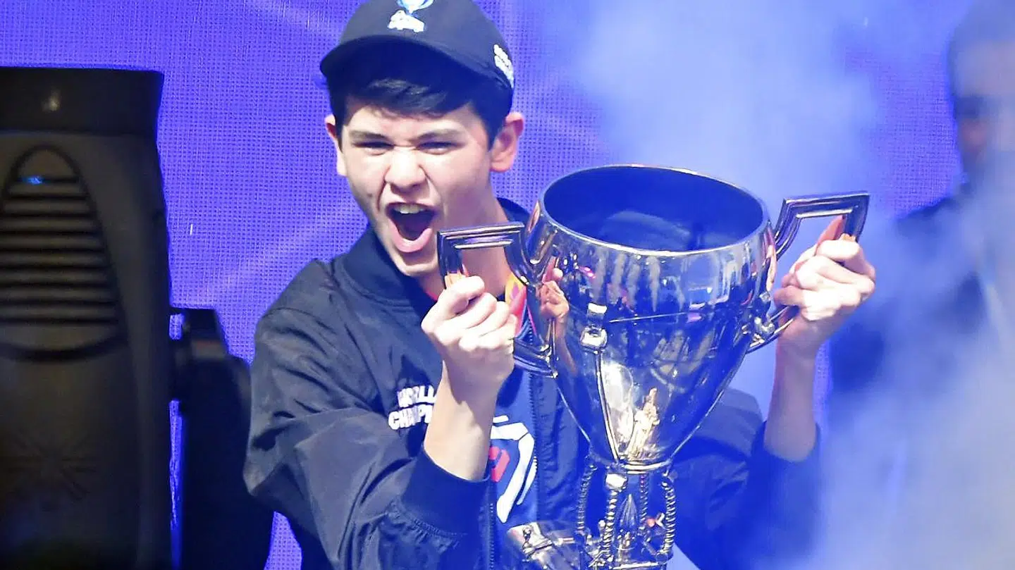 Bugha fejrer sin sejr i solo ved turneringen Fortnite World Cup 2019. Det sikrede ham tre millioner dollar.