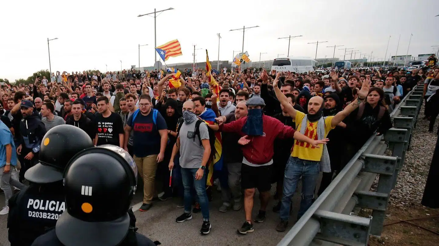 Tusindvis af demonstranter er lige nu på gaden i Barcelona.