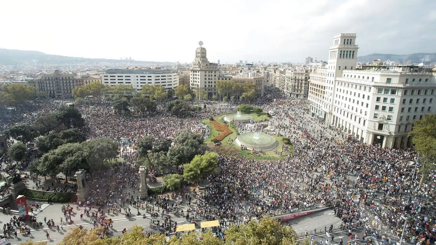 Demonstranter samlet ved Plaça de Catalunya i Barcelona mandag eftermiddag.