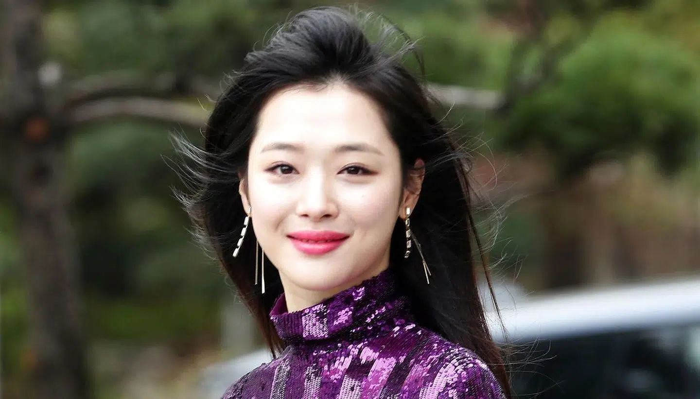 25-årige K-postjerne Sulli er fundet død i sit hjem i Sydkorea.