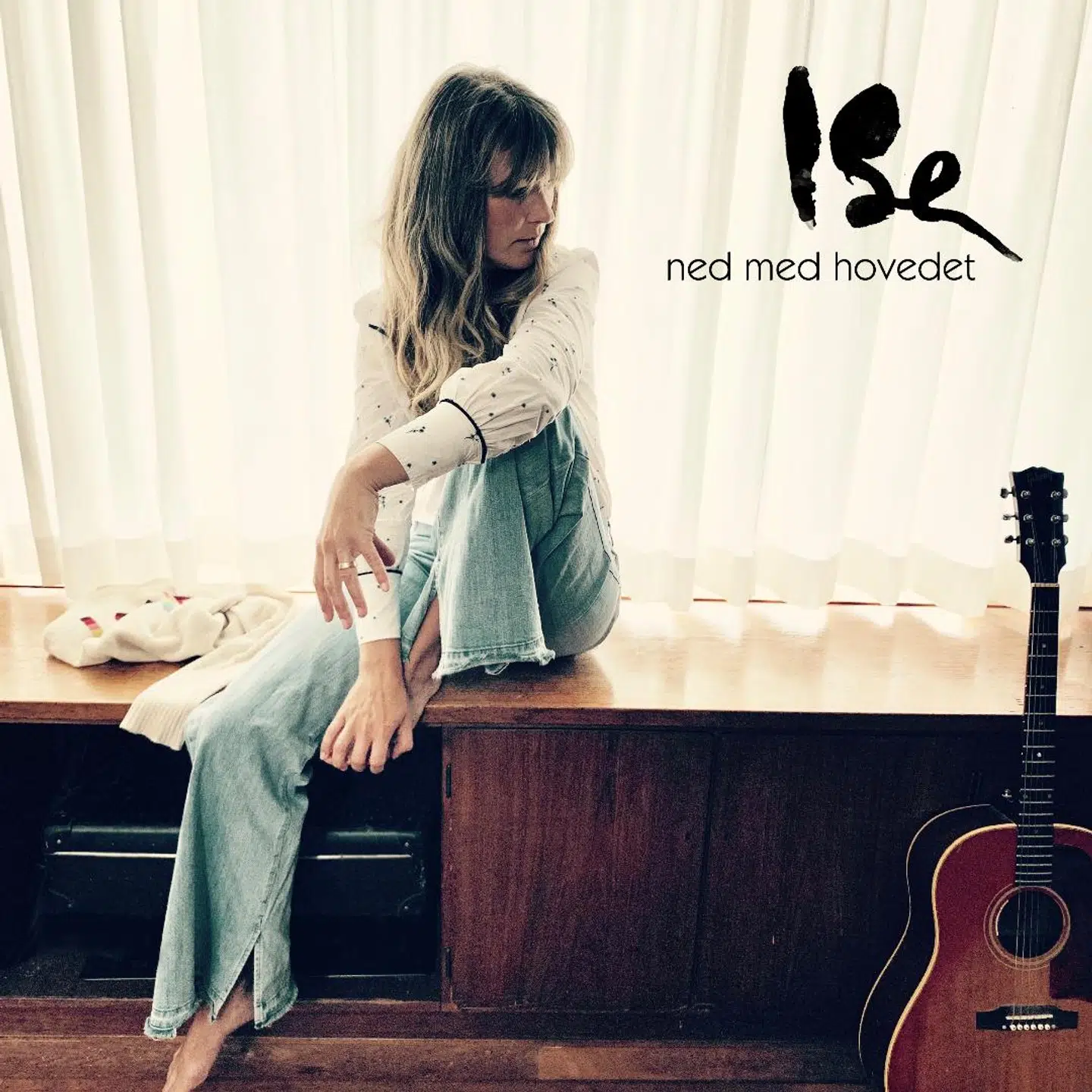 Omslaget til Ises nye album 'Ned med hovedet'.