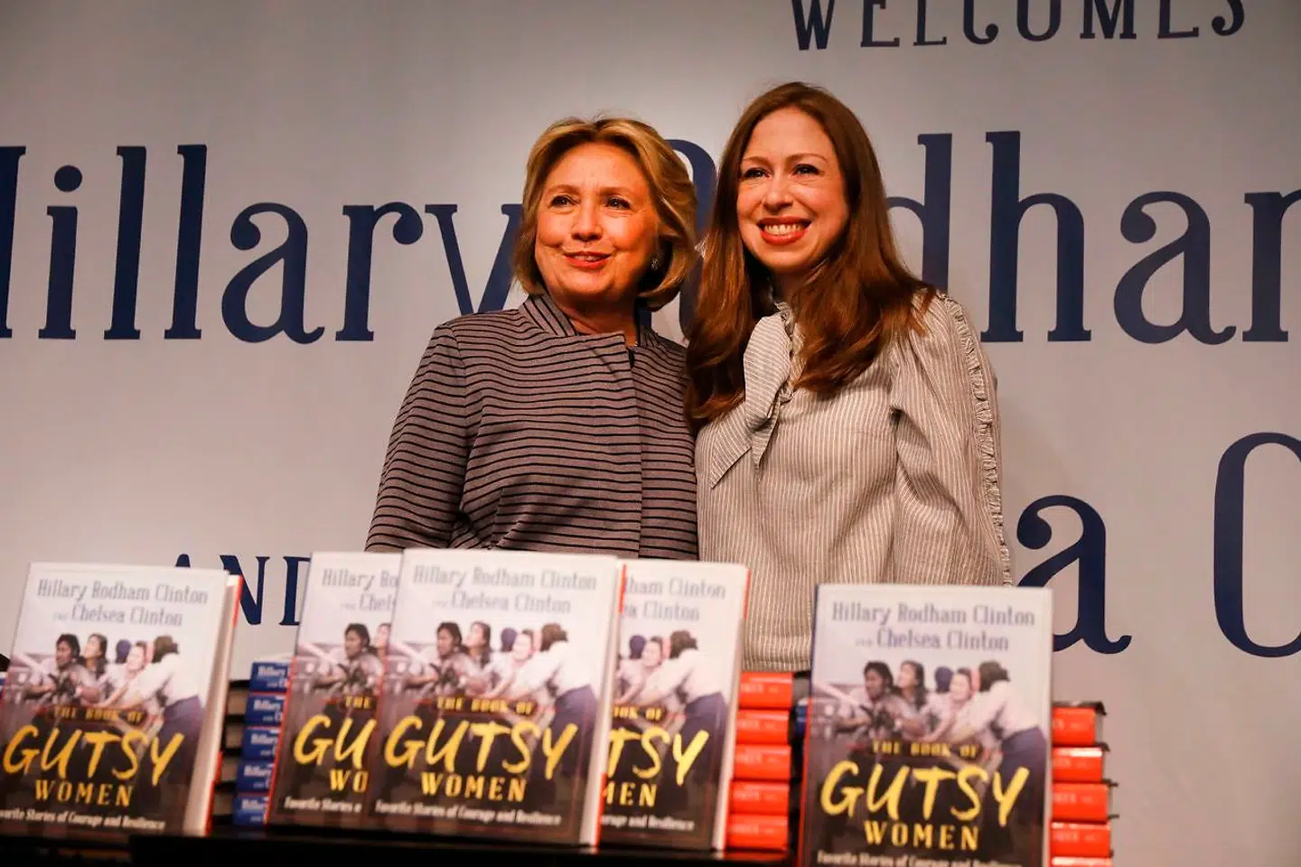 Chelsea og Hillary Clinton har sammen skrevet bogen 'The Book of Gutsy Women', som hylder oversete kvinder i historien.