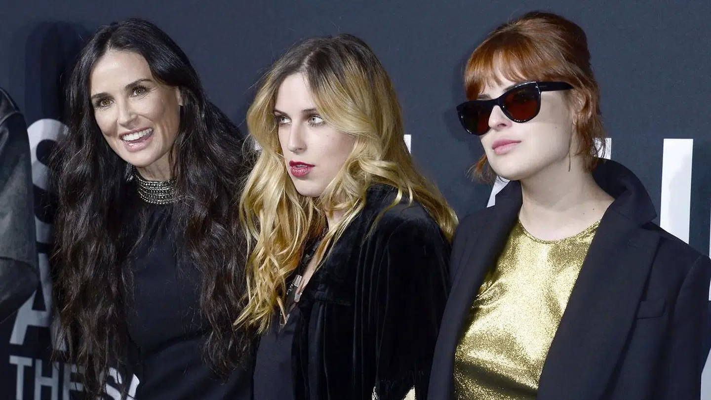 Tallulah Willis (til højre) er her fotograferet sammen med mor Demi Moore (til venstre) og søster Scout LaRue Willis i 2016.
