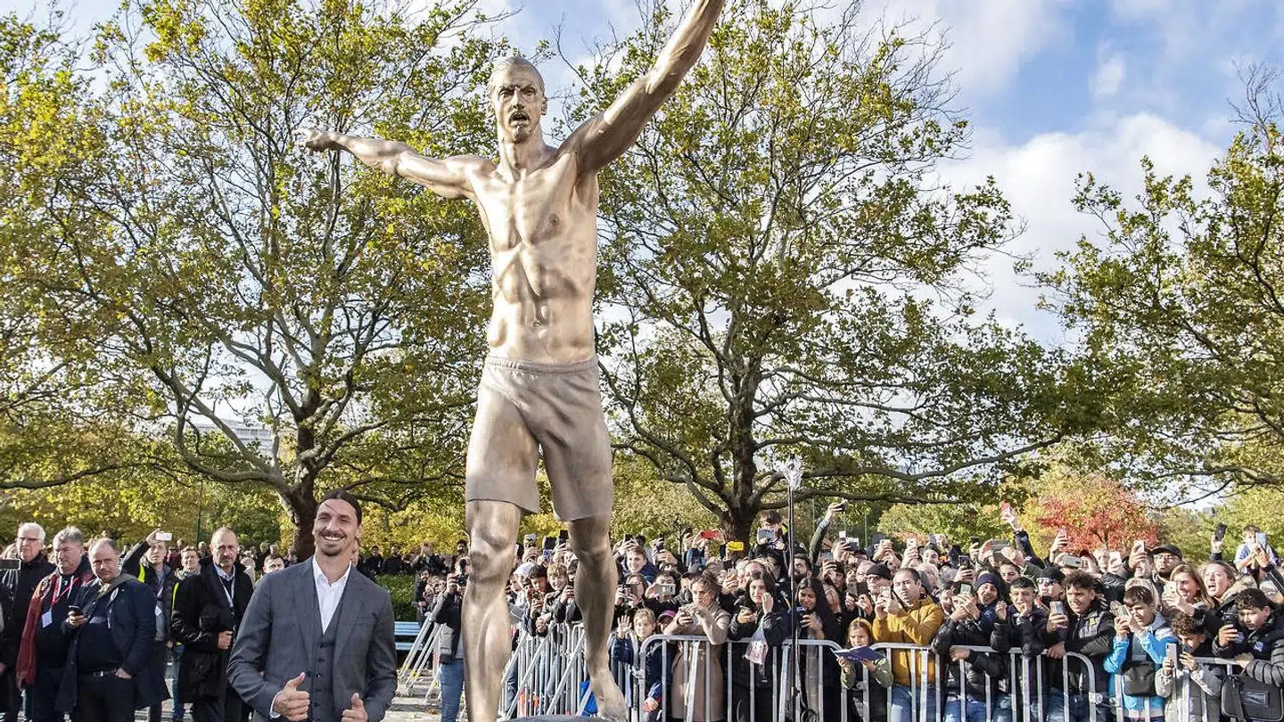 Zlatan Ibrahimovic ved siden af statuen af ham selv.