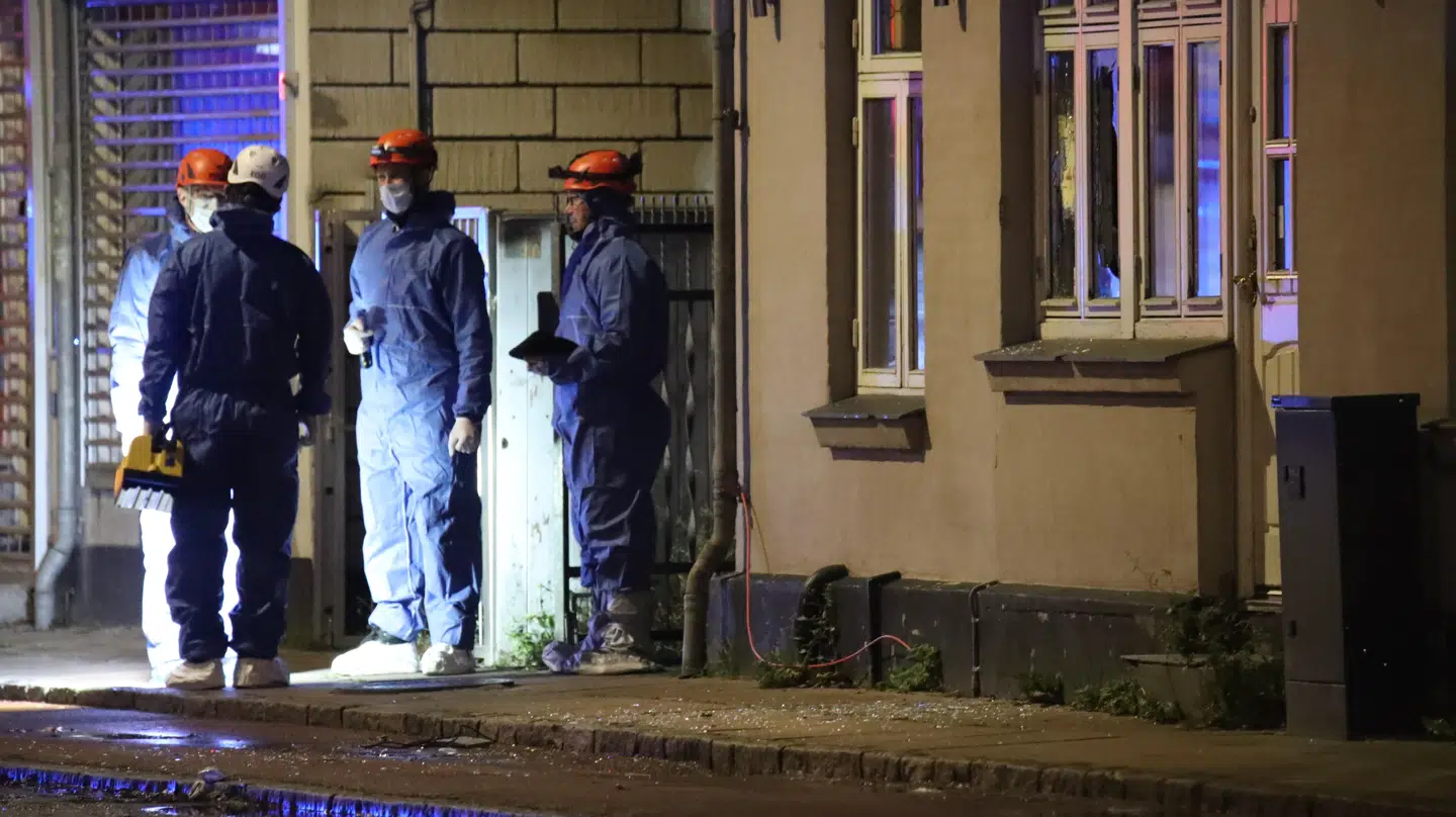 Politiet arbejder mandag morgen fortsat på stedet.