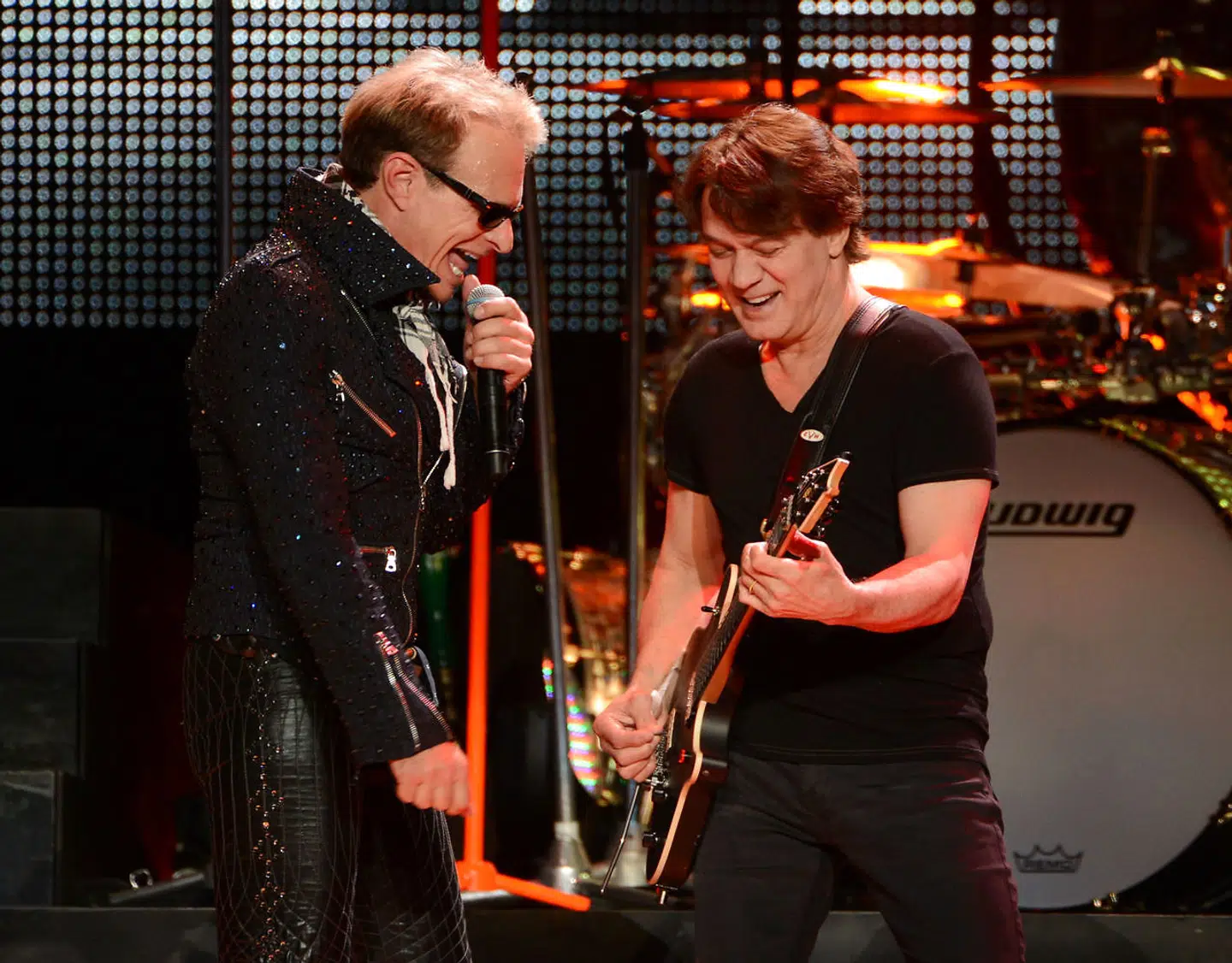 Forsnager Dave Lee Roth (th.) og guitarist Eddie Van Halen (tv.) da de i 2012 optrådte i Los Angeles.