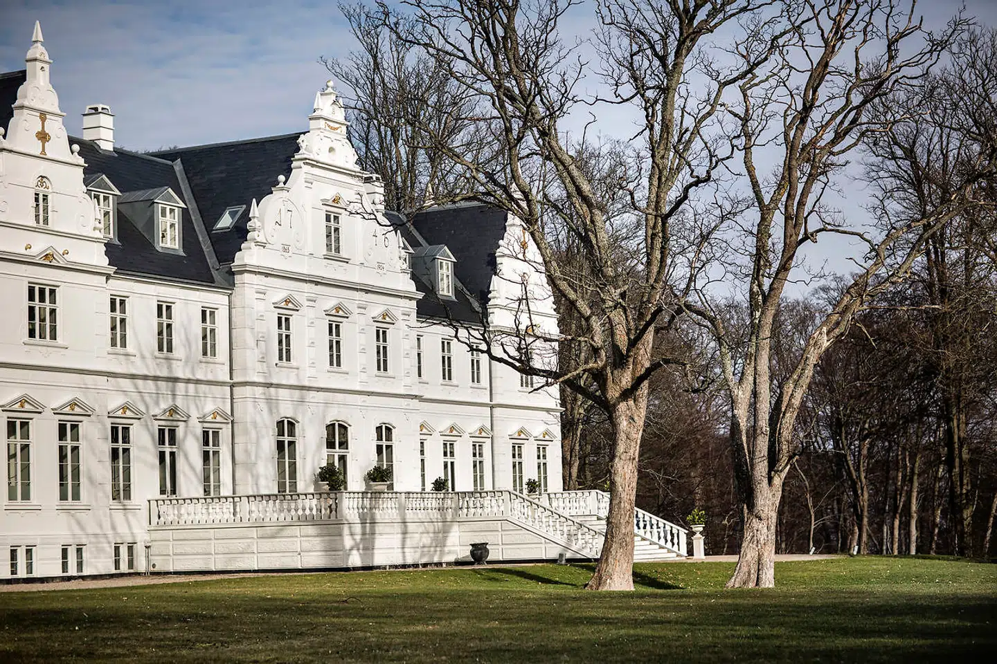 Kokkedal Slot Copenhagen, Kokkedal Alle 6, 2970 Hørsholm. Det kan nu købes for 150 millioner kroner.