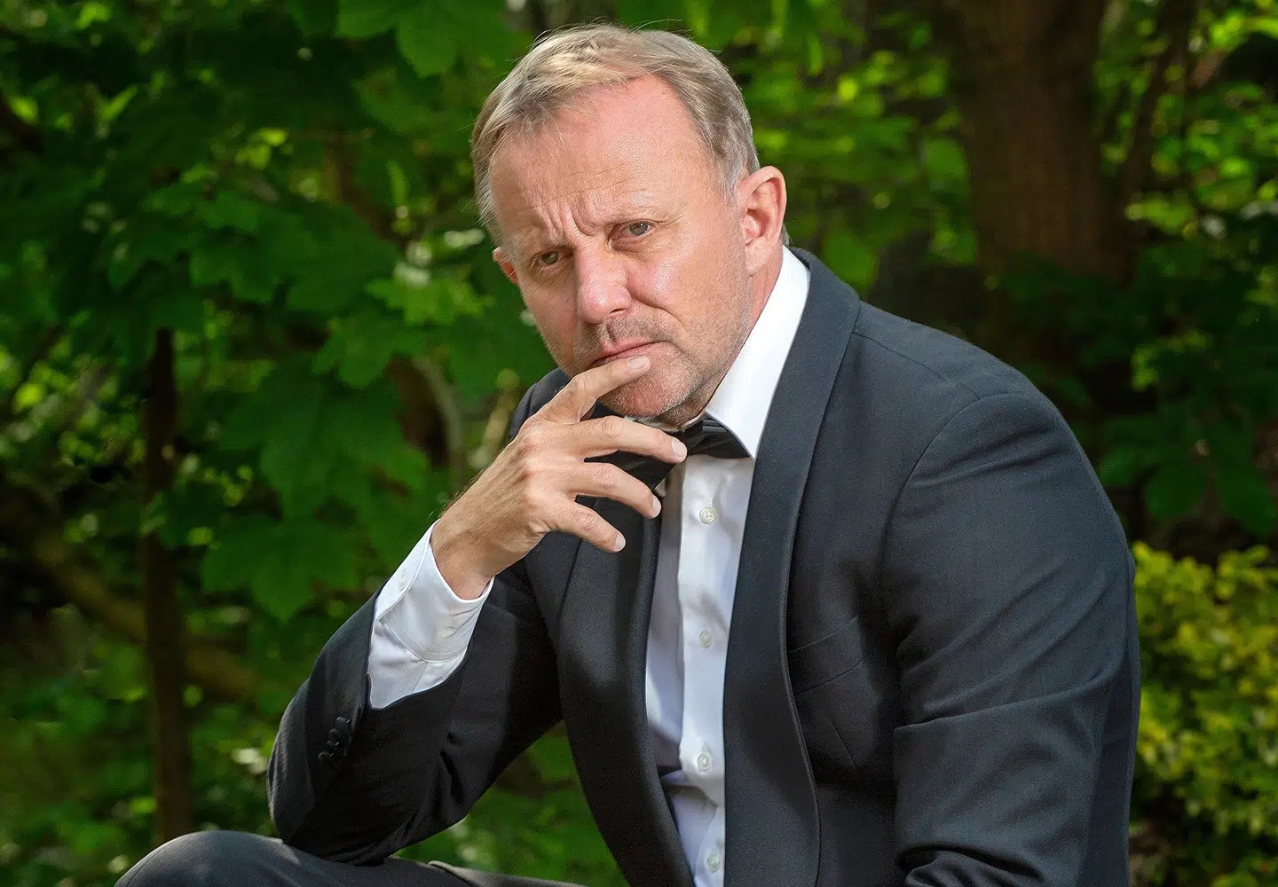 Journalisten Claus Elgaard i et eftertænksomt øjeblik.