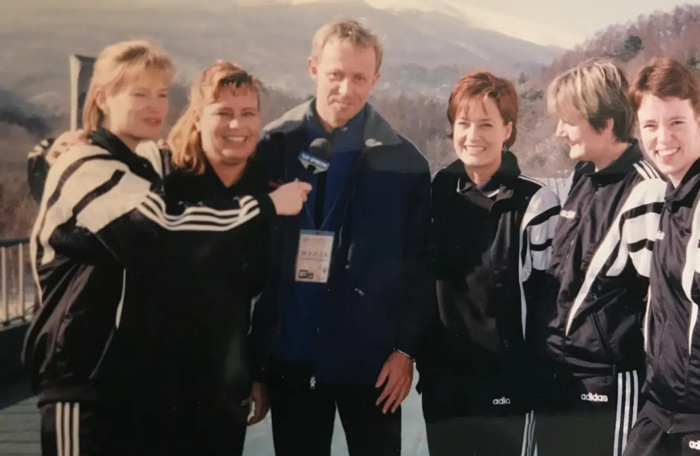 Claus Elgaard var udsendt medarbejder for TV 2 ved vinter-OL 1998 i Nagano. Her ses han sammen med kvindernes curlinglandshold, der vandt sølv.