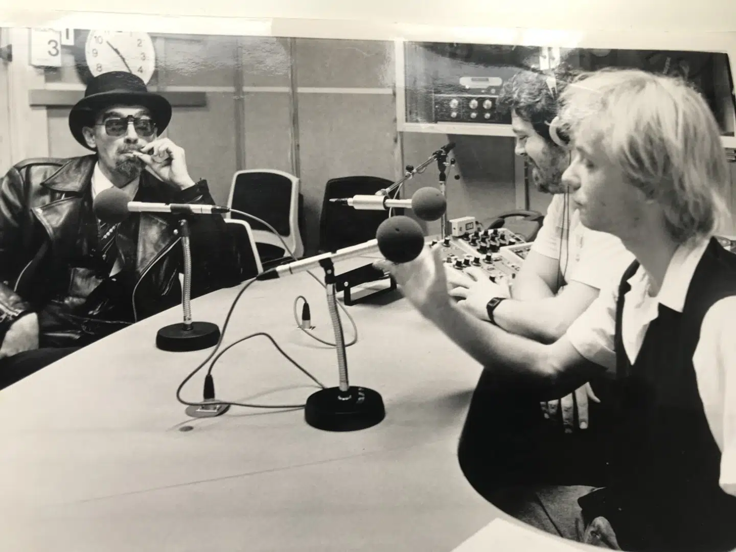 Claus Elgaard arbejdede i begyndelsen af sin journalistiske karriere på Radio Horsens. Her interviewer han forfatteren Dan Turell.