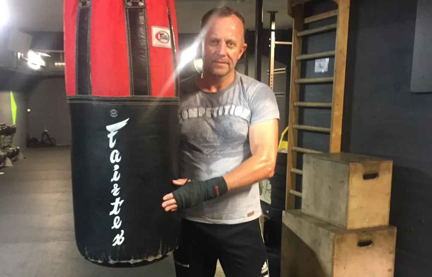 Boksning står Claus Elgaards hjerte nær. Således er han uddannet boksedommer.