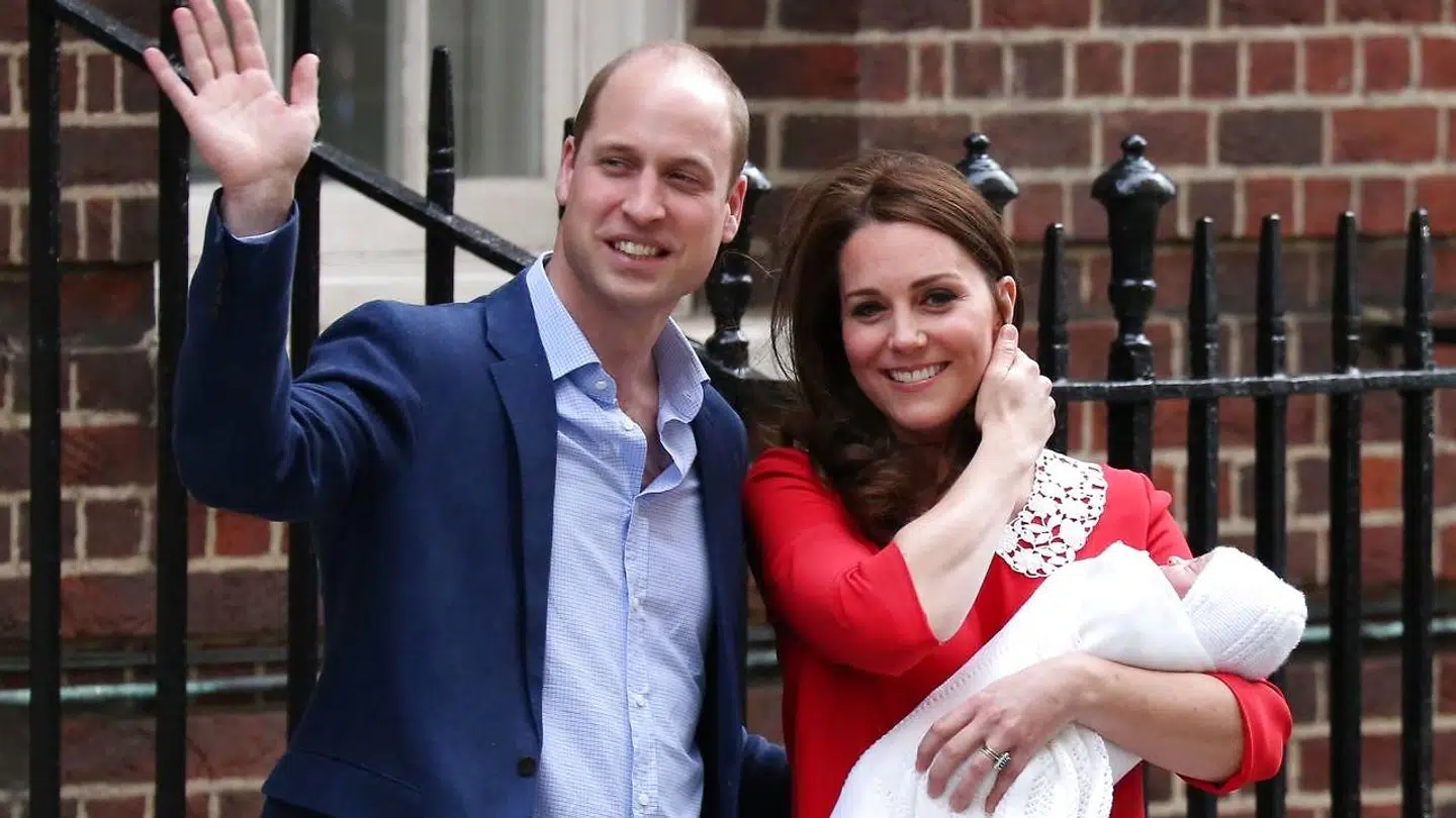Prins William og Kate Middleton med prins Louis i armene tilbage i 2018.