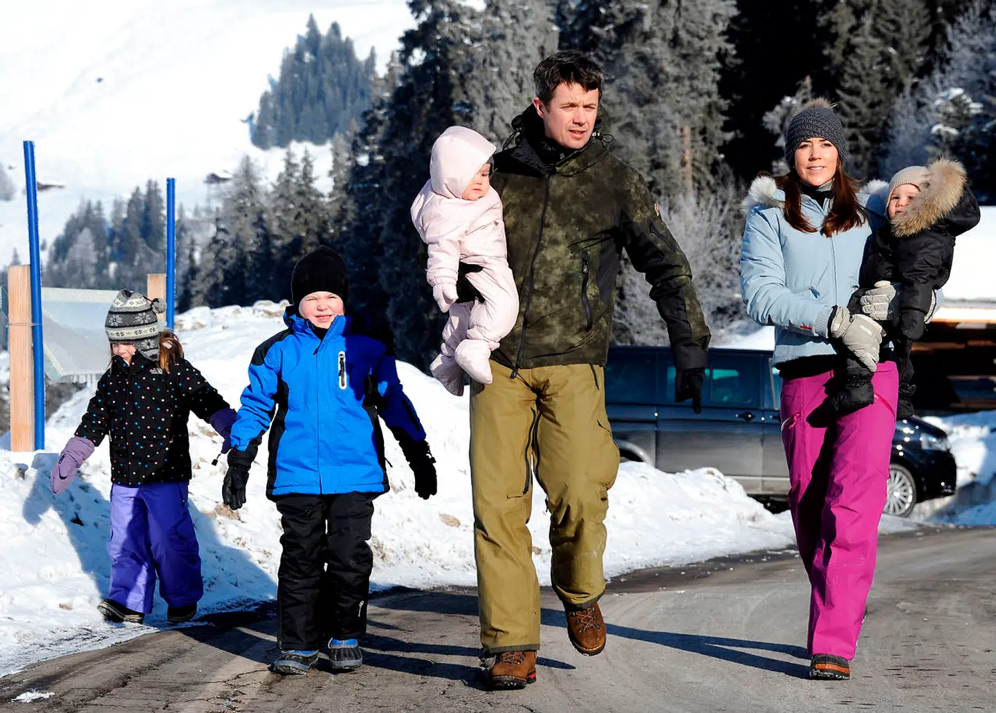 Her er et billede fra 2012, hvor den royale kronprinsfamilie besøgte et skiområde nær skolen i Schweiz.