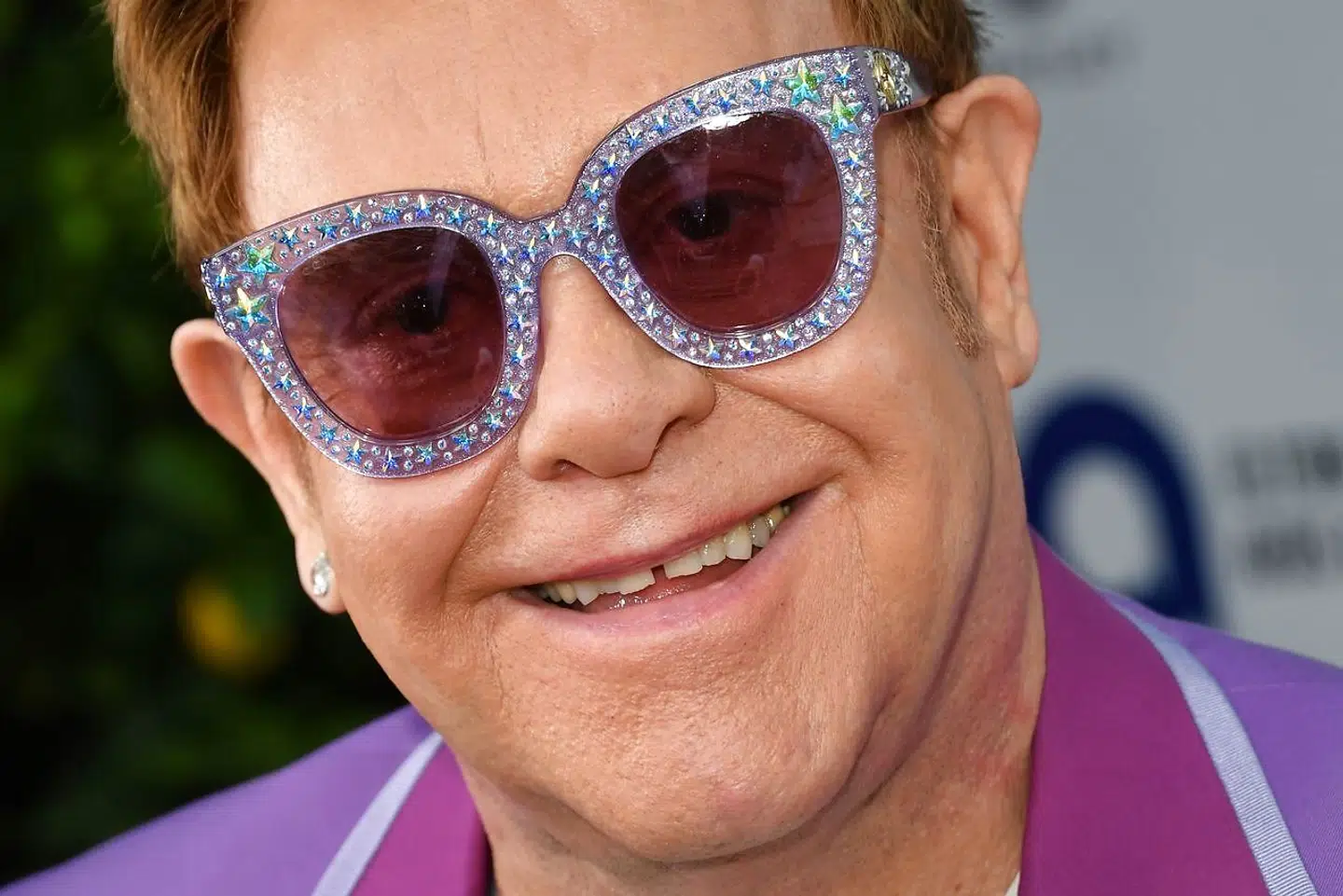 Bag Elton Johns smil gemmer der sig stor smerte fra en barsk barndom.