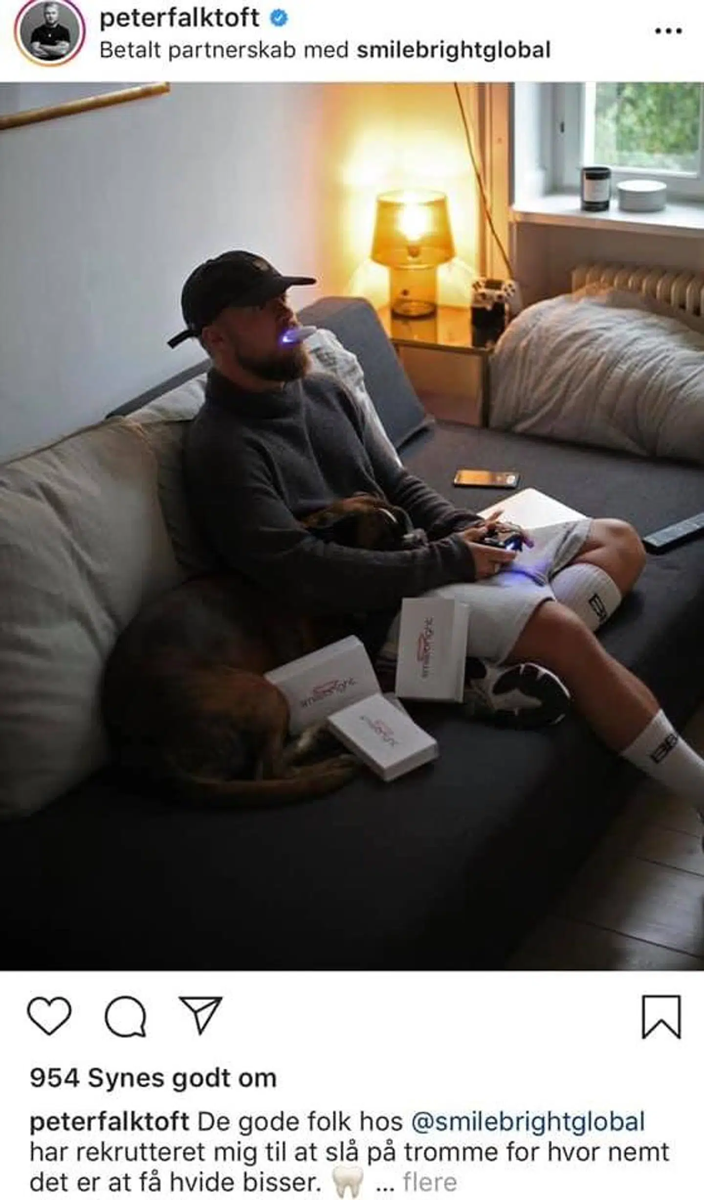 Sådan så en af Peter Falktofts reklamer for SmileBright ud. (Foto: Instagram)