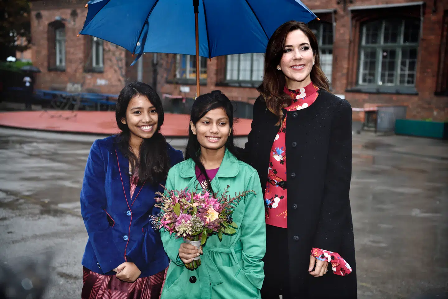 Kronprinsesse Mary deltager i FN's Internationale Pigedag på Gasværksvejens Skole i København. Her står hum med 14-årige Farzana (pigen i den grønne jakke) og Fazanas tolk.
