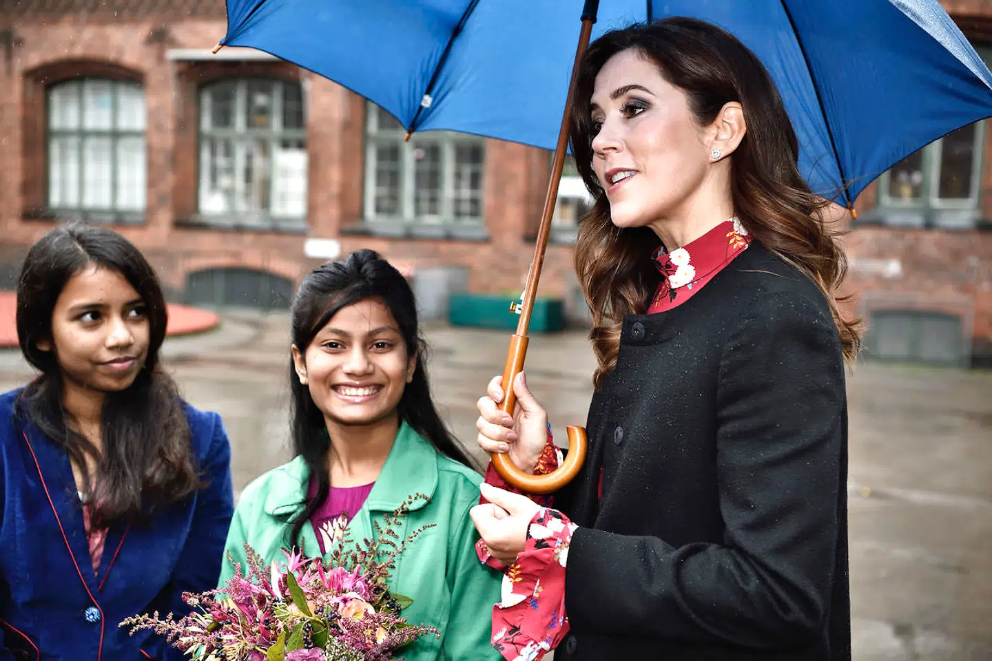 Kronprinsesse Mary sammen med 14-årige Farzana (pigen i den grønne jakke) fra slummen i Dhaka, hovedstaden i Bangladesh.
