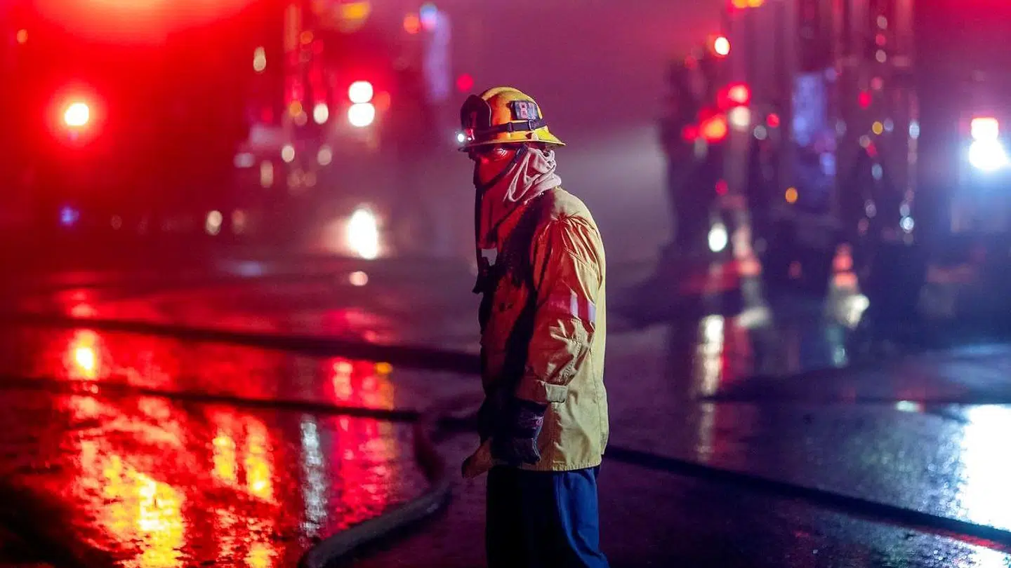 Brandfolk arbejder på højtryk for at tæmme flammerne.