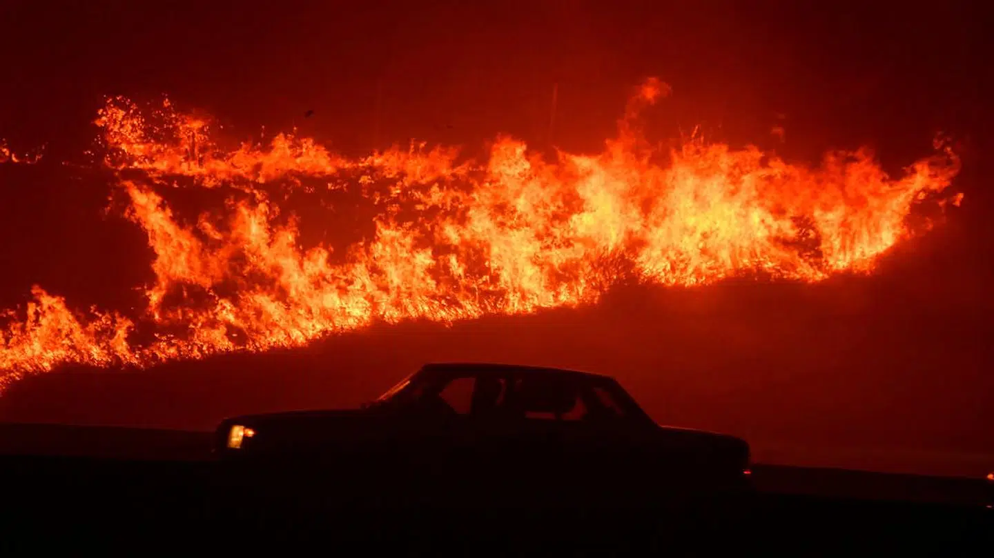 En bilist passerer flammerne.