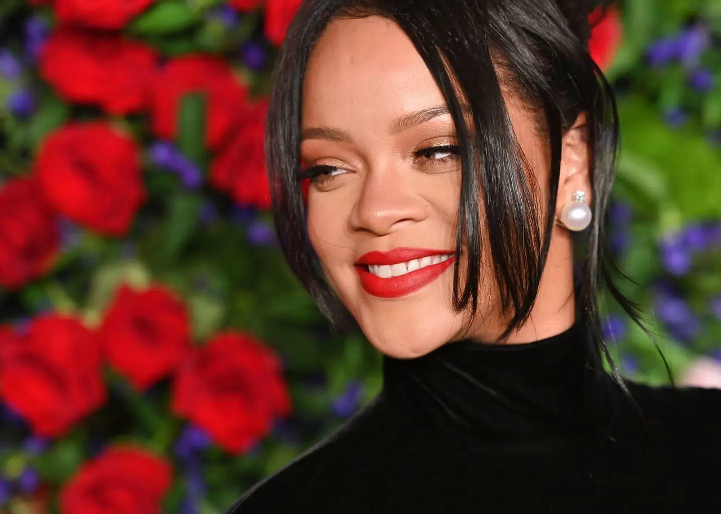 Rihanna smiler hele vejen til banken