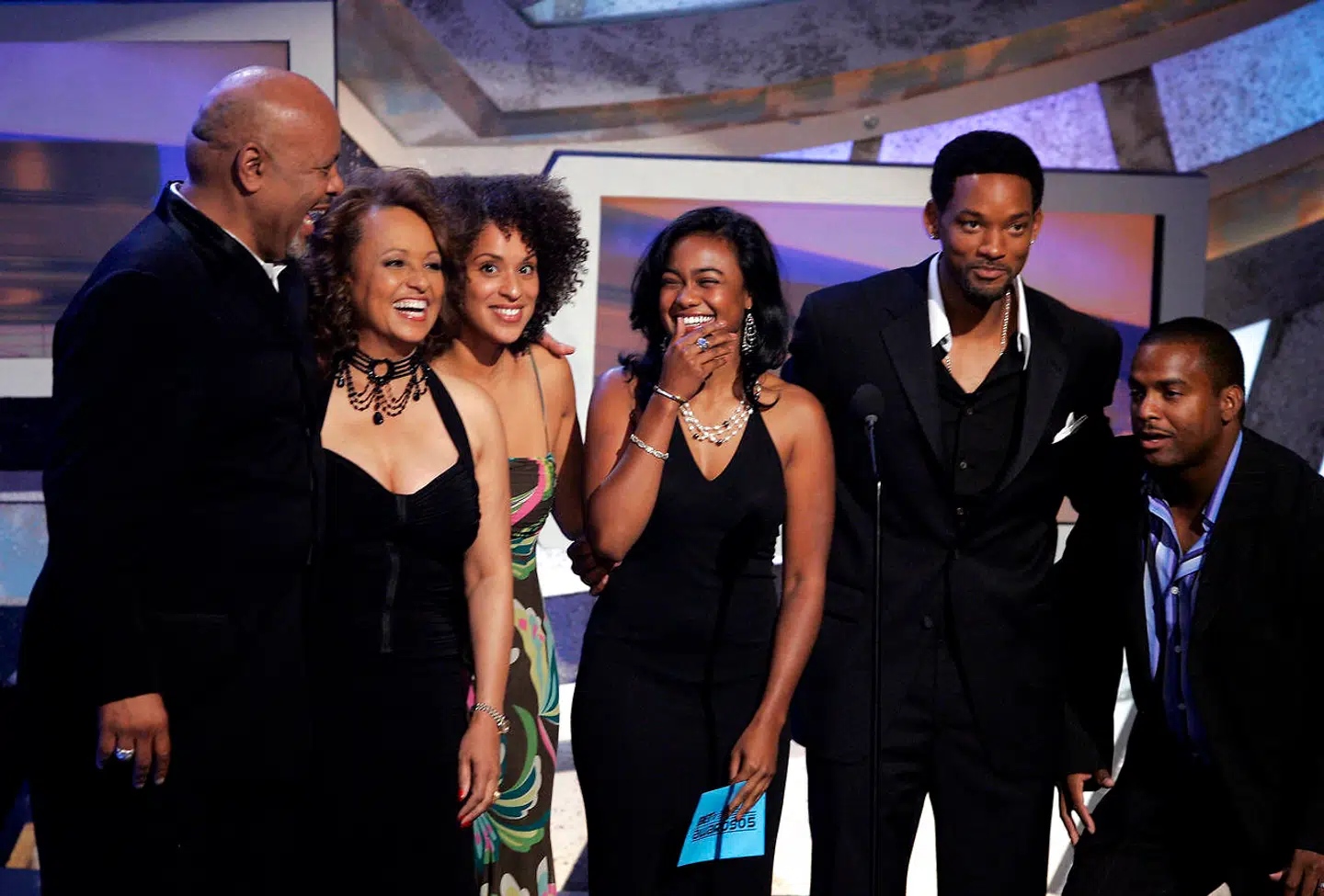 Seriens skuespillere set i 2005. Fra venstre: James Avery, Daphne Maxwell Reid, Karyn Parsons, Tatyana Ali, Will Smith og Alfonso Ribeiro.