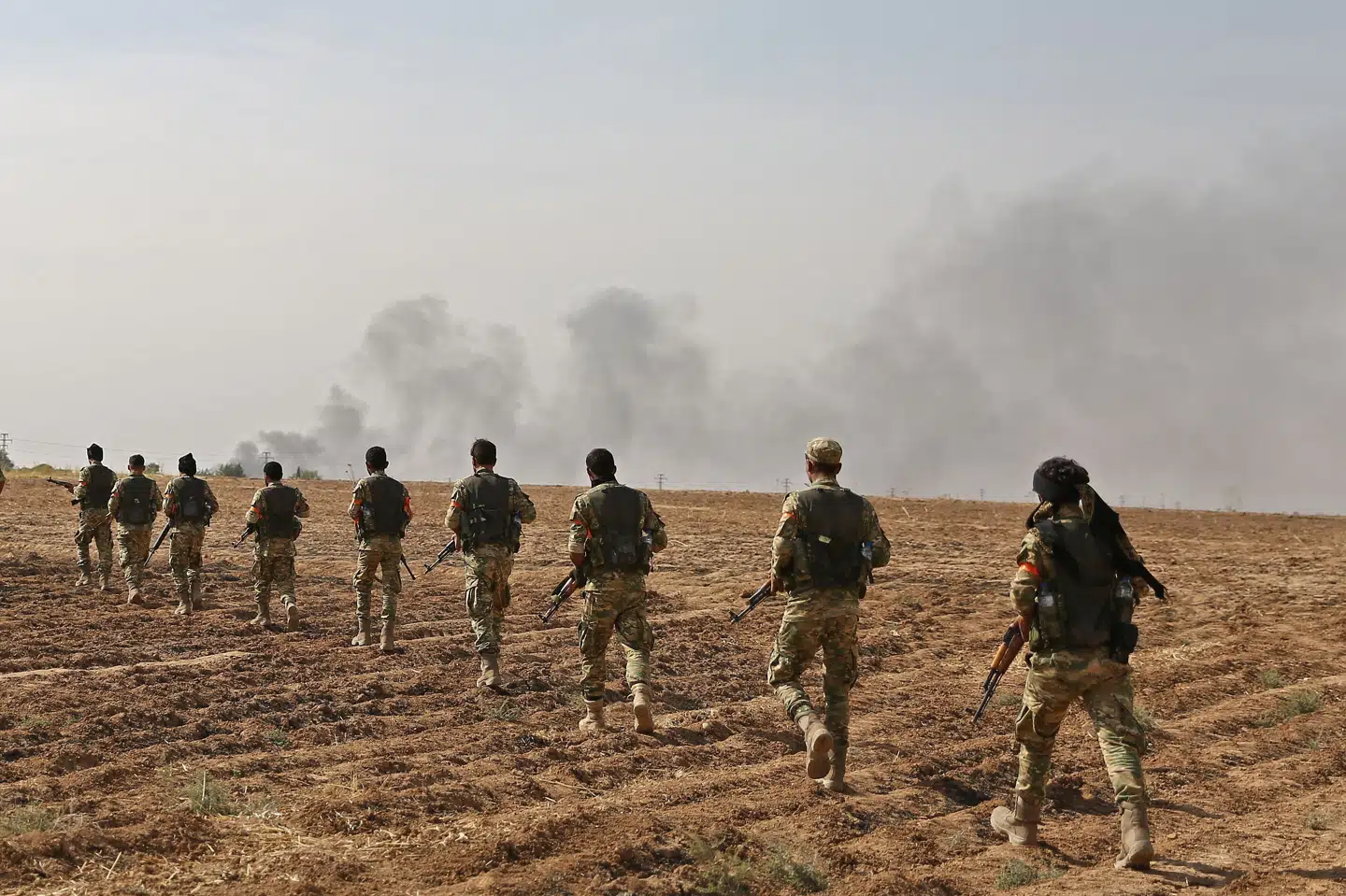 Pro-tyrkiske militsfolk krydser grænsen til Syrien for at deltage i en offensiv mod kurdisk-kontrollerede områder. Konflikten skal allerede have sendt omkring 70.000 mennesker på flugt fra deres hjem i grænsebyerne Tell Abiad og Ras Al Ain. Nazeer Al-Khatib/Ritzau Scanpix