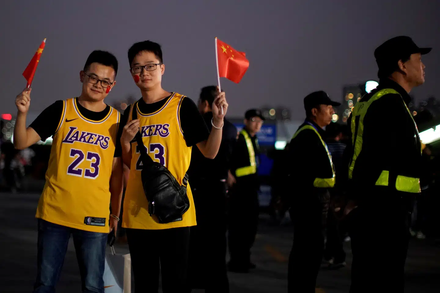Los Angeles Lakers og Brooklyn Nets mødtes torsdag i den første af to kampe i preseason mellem holdene i Kina på trods af en kontrovers. Aly Song/Reuters
